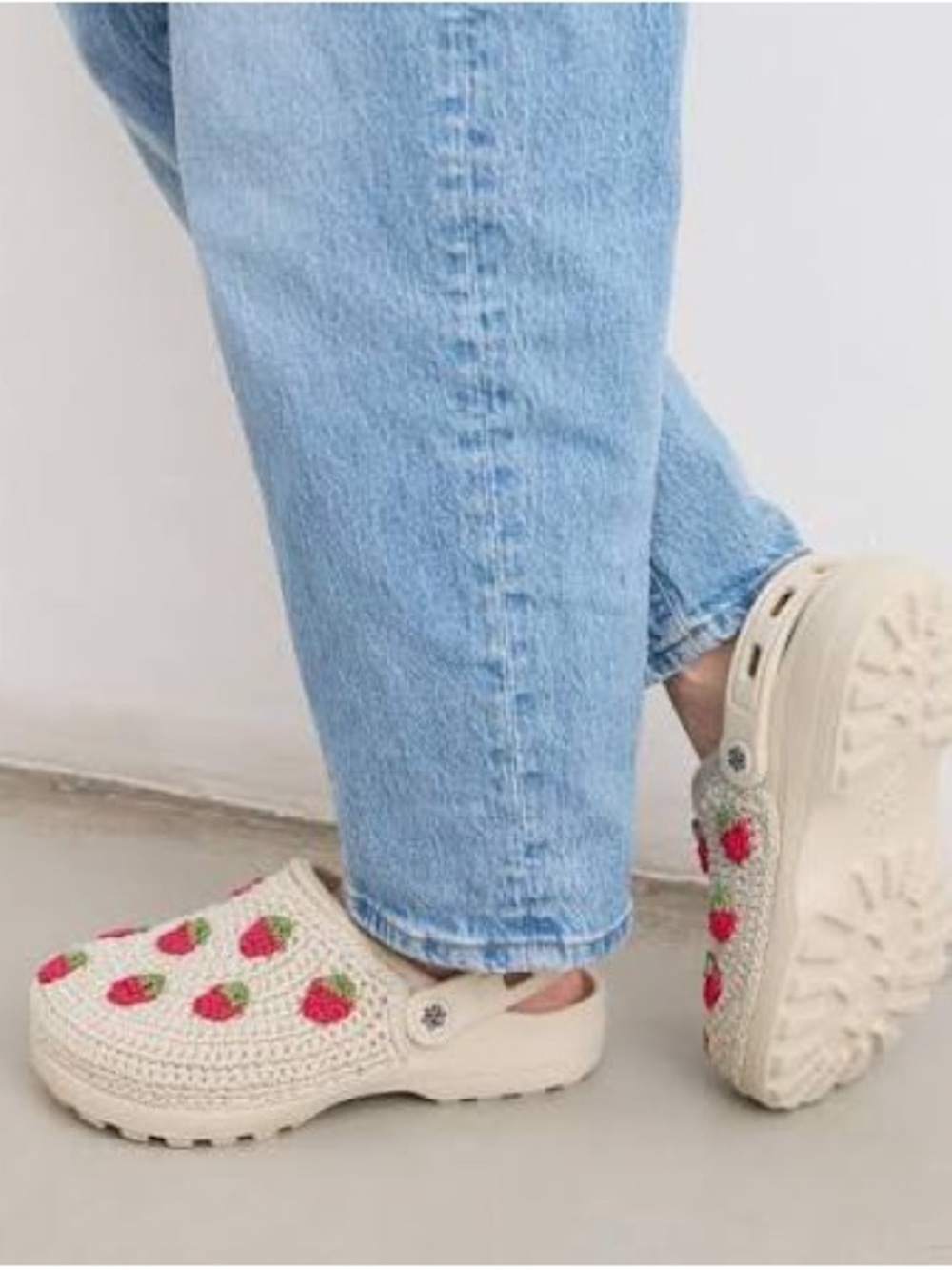 The Sak crochet Strawberry 🍓 Clogs Sz 9 BNWT